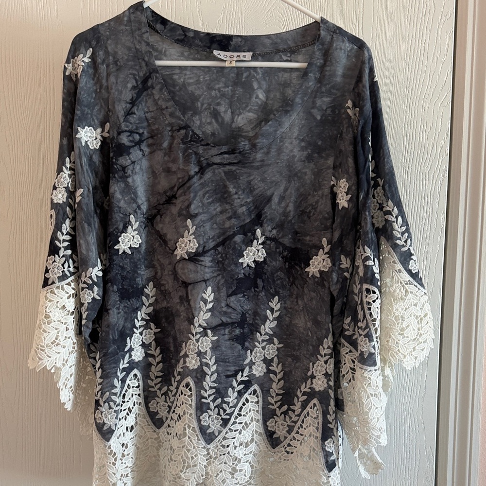 Black Boho Tie-Dye V-Neck Top with Cream Lace Trim Small